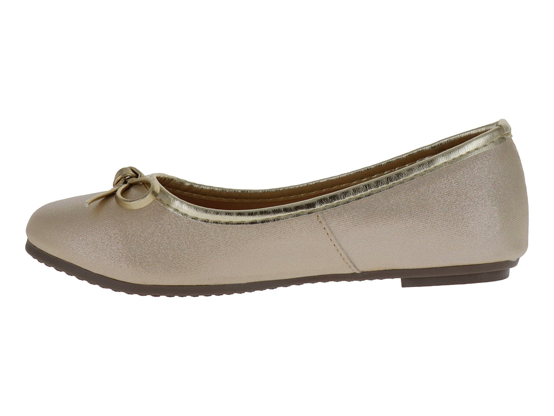Zapato plano color dorado para niña con un moño decorativo en la parte frontal.