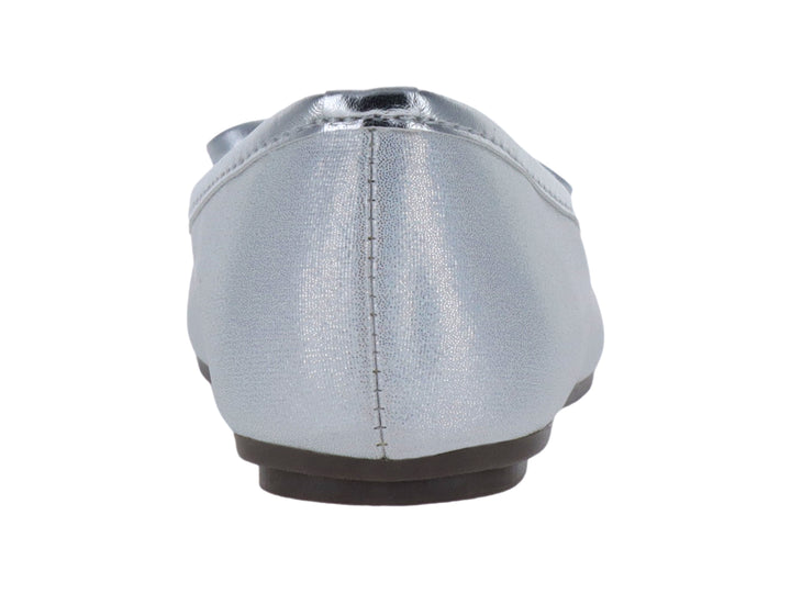 Zapato plano blanco brillante para niña con detalle de moño en la parte frontal.