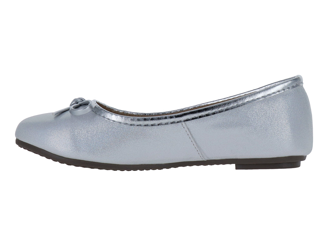 Zapato plano blanco brillante para niña con detalle de moño en la parte frontal.