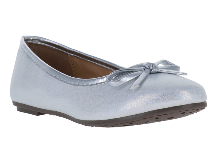 Zapato plano blanco brillante para Niña con un moño decorativo en el empeine.