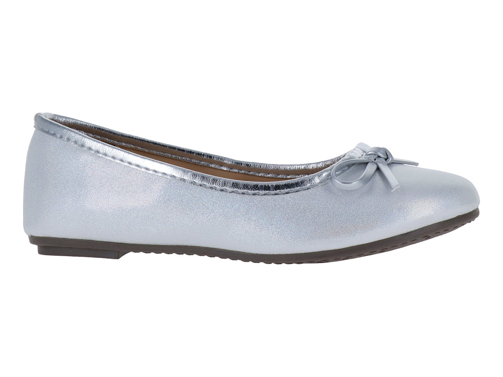 Zapato plano blanco brillante para Niña con un moño decorativo en el empeine.