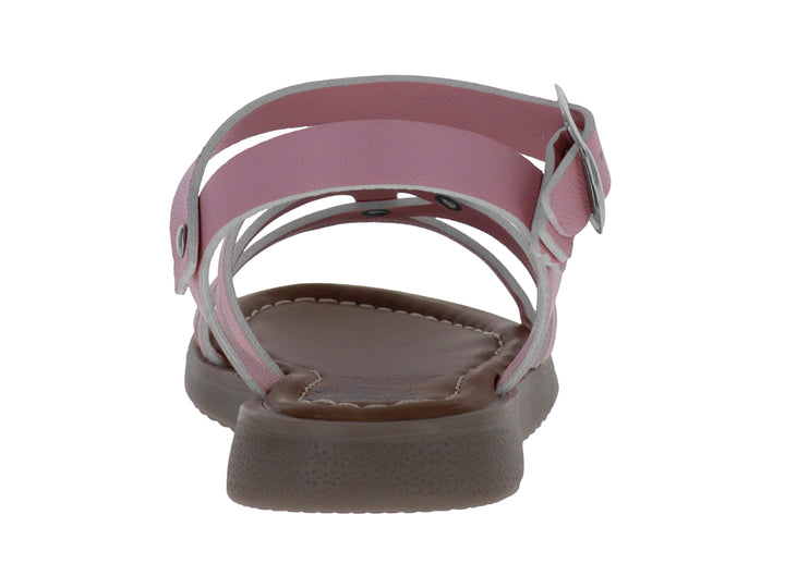 Sandalia infantil color rosa con tiras cruzadas, hebilla plateada y suela marrón.