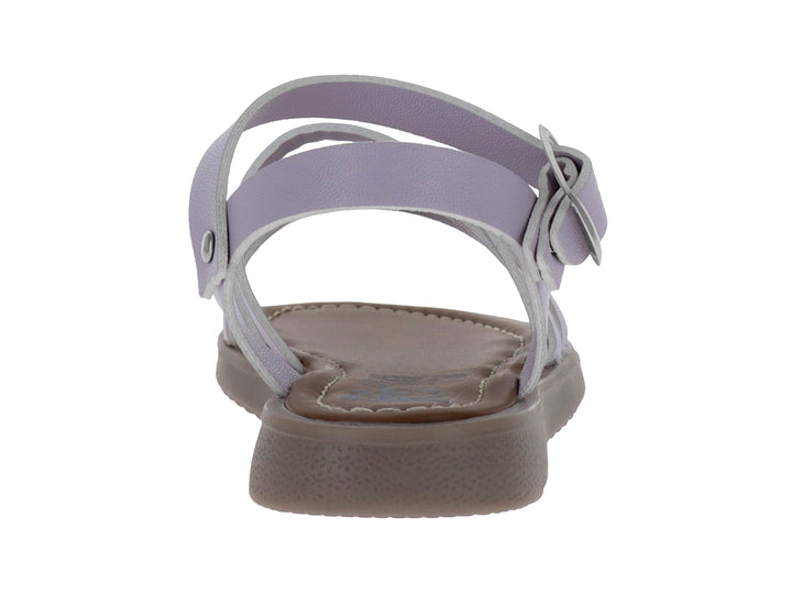Sandalia infantil color lila con diseño de tiras cruzadas y hebilla metálica ajustable.