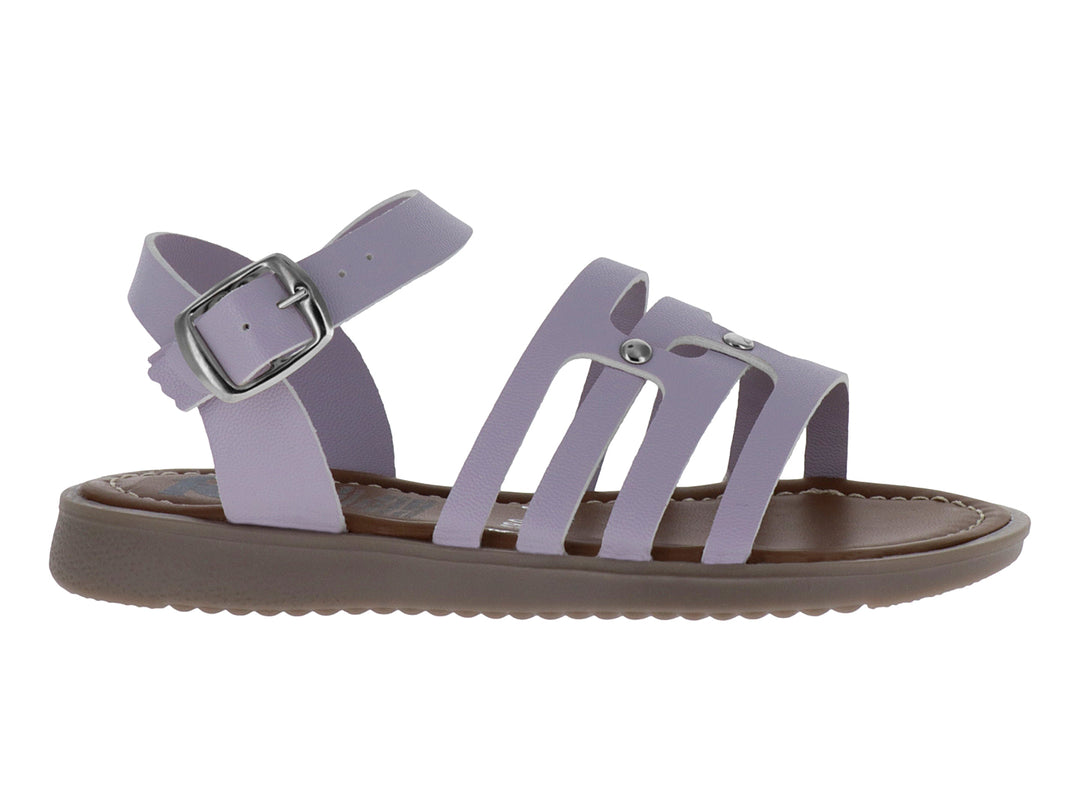 Sandalia para niña de color lila con tiras cruzadas, hebilla ajustable y suela marrón.
