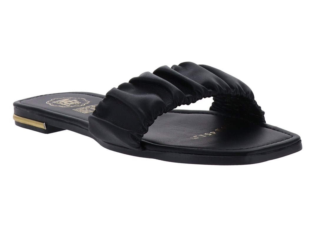 Sandalia plana color negro para mujer con banda frontal fruncida y detalle dorado en el talón.