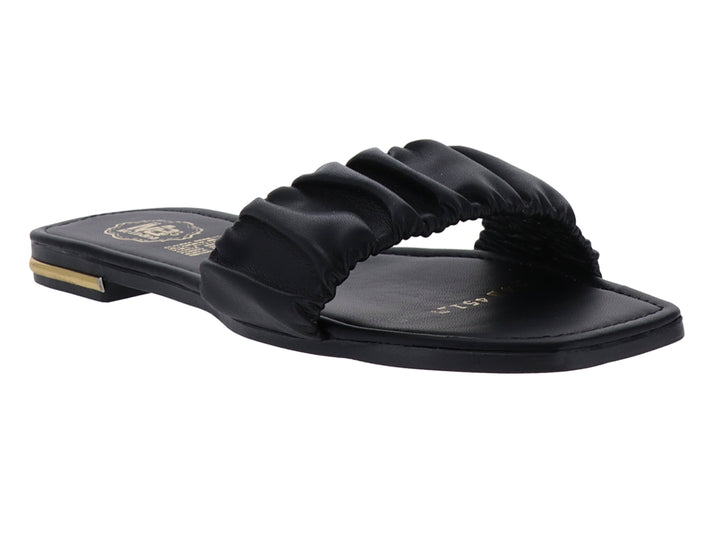 Sandalia plana color negro para mujer con banda frontal fruncida y detalle dorado en el talón.