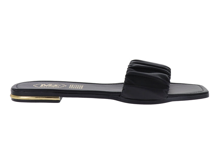 Sandalia plana color negro para mujer con banda frontal fruncida y detalle dorado en el talón.