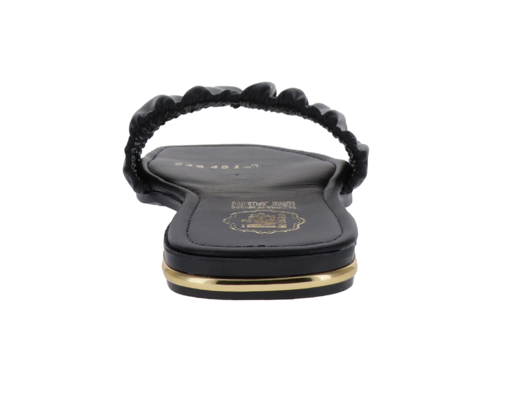 Sandalia plana color negro para mujer con banda frontal fruncida y detalle dorado en el talón.
