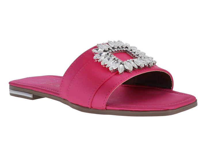 Sandalia deslizable color fucsia con un adorno de joya brillante en la correa.