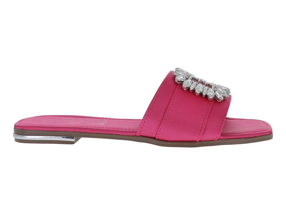 Sandalia deslizable color fucsia con un adorno de joya brillante en la correa.