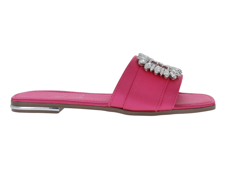 Sandalia deslizable color fucsia con un adorno de joya brillante en la correa.