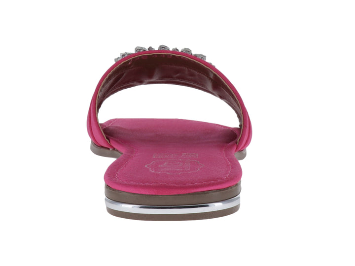 Sandalia deslizable color fucsia con un adorno de joya brillante en la correa.