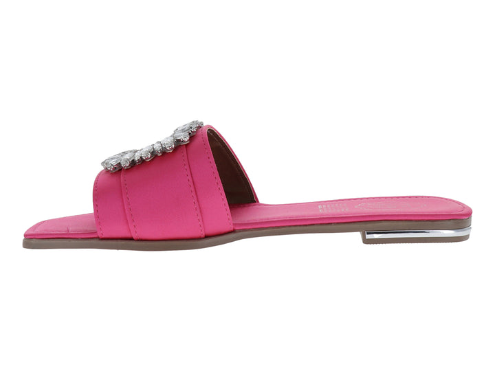 Sandalia deslizable color fucsia con un adorno de joya brillante en la correa.