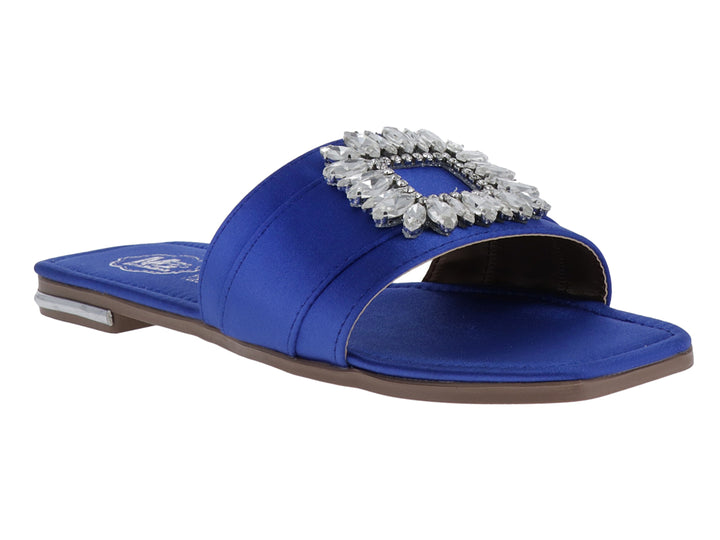 Sandalia azul de satín con un broche rectangular de pedrería brillante en la parte superior.