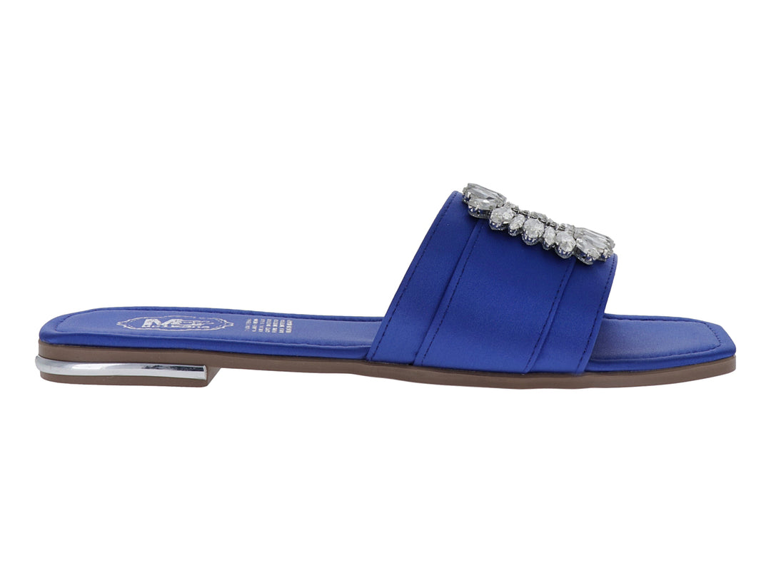 Sandalia azul de satín con un broche rectangular de pedrería brillante en la parte superior.