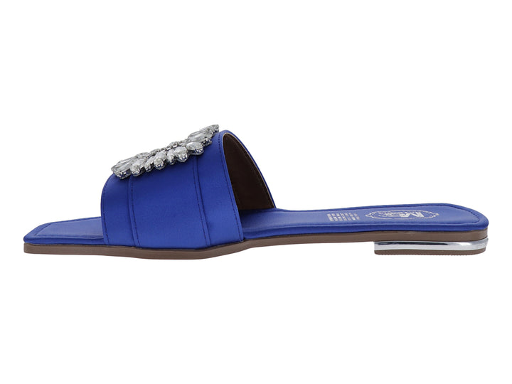 Sandalia azul de satín con un broche rectangular de pedrería brillante en la parte superior.