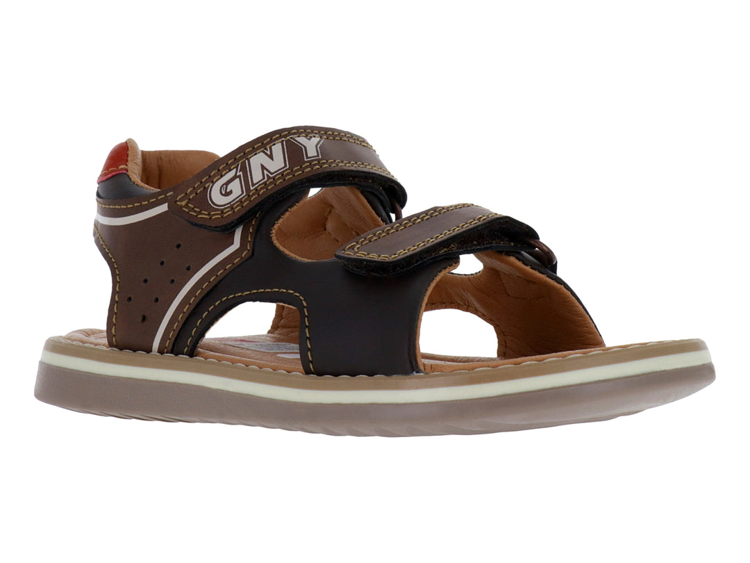Sandalia color chocolate para niño con correas de velcro y suela blanca.