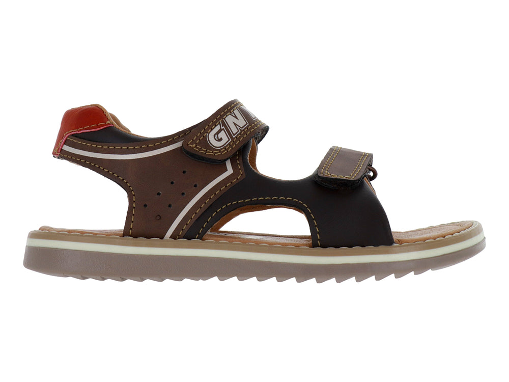 Sandalia color chocolate para niño con correas de velcro y suela blanca.