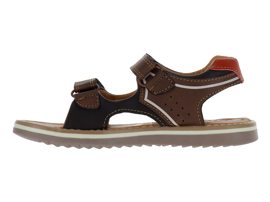 Sandalia color chocolate para niño con correas de velcro y suela blanca.
