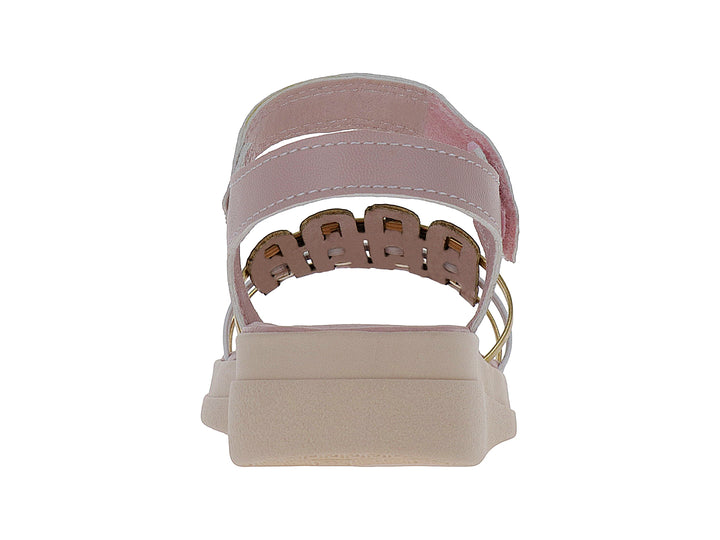 Sandalia rosa para niña con plataforma, tiras entrelazadas en dorado y blanco y cierre de velcro.
