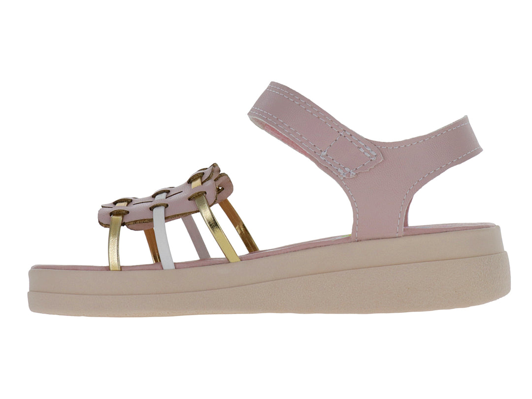 Sandalia rosa para niña con plataforma, tiras entrelazadas en dorado y blanco y cierre de velcro.
