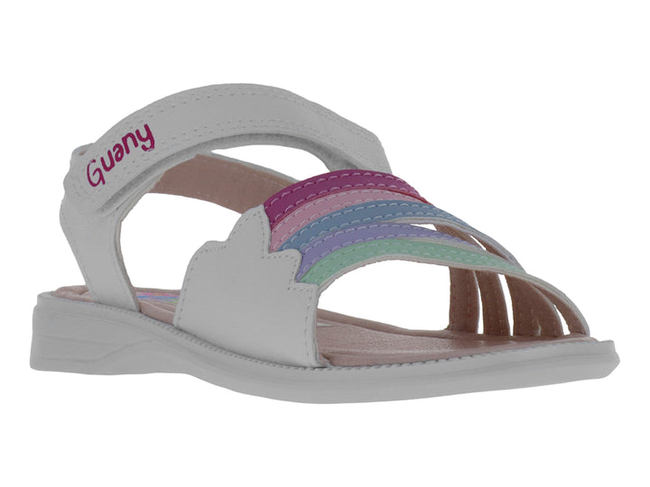 Sandalia blanca para niña con tiras frontales en colores de arcoíris y correa ajustable en el tobillo.