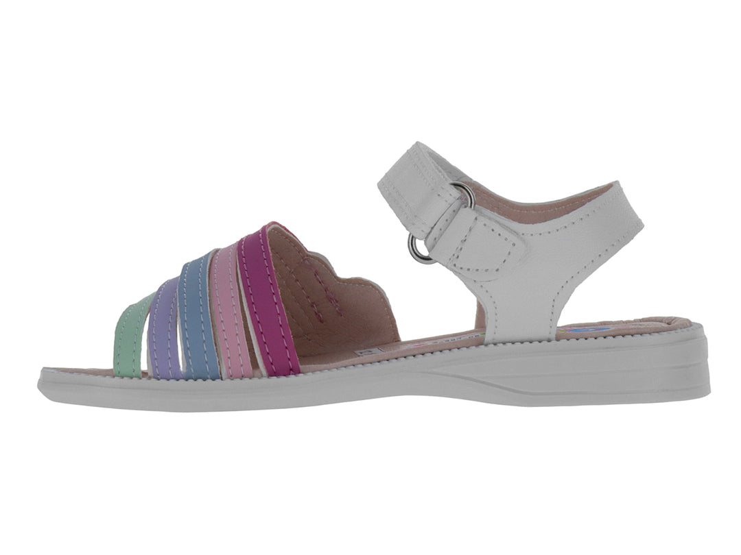 Sandalia blanca para niña con tiras frontales en colores de arcoíris y correa ajustable en el tobillo.