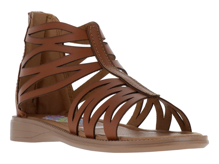 Sandalia color camel para niña con diseño de tiras entrelazadas estilo gladiador y suela plana.
