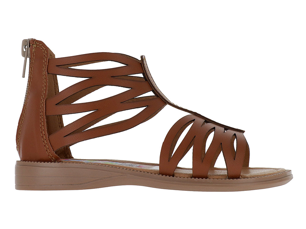 Sandalia color camel para niña con diseño de tiras entrelazadas estilo gladiador y suela plana.