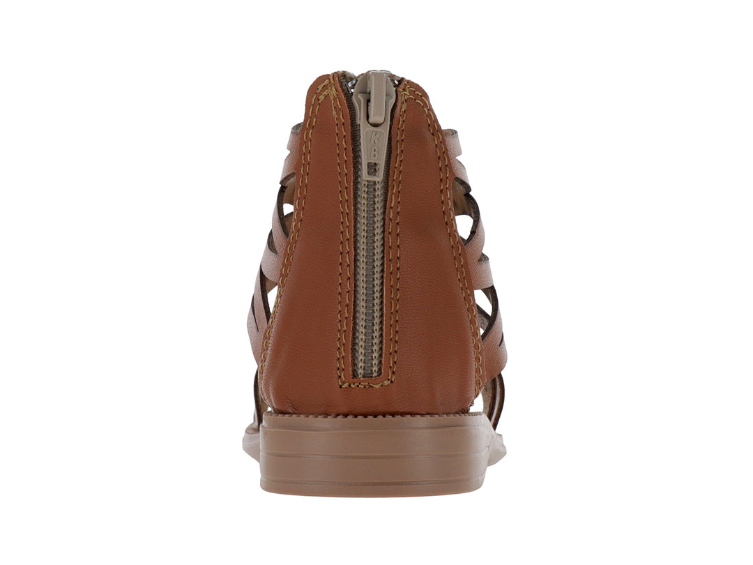 Sandalia color camel para niña con diseño de tiras entrelazadas estilo gladiador y suela plana.