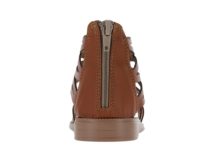 Sandalia color camel con diseño de tiras estilo gladiadora y suela plana.