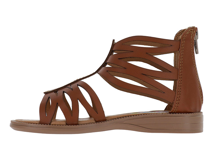 Sandalia color camel con diseño de tiras estilo gladiadora y suela plana.