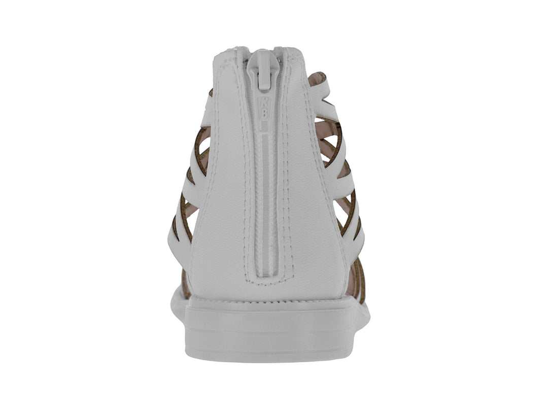 Sandalia blanca para niña estilo gladiador con tiras caladas y suela blanca.