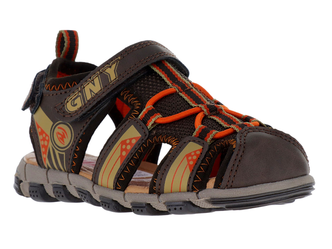 Sandalia cerrada para niño en color chocolate con detalles naranjas y beige, diseño deportivo con ajuste de velcro.