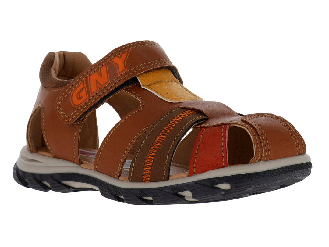 Sandalia infantil cerrada de color café con detalles en naranja y amarillo y suela negra.