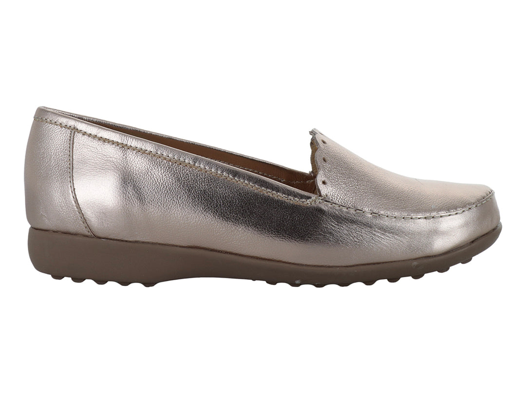 Zapato plano para mujer en color oro rosado metálico con suela café.
