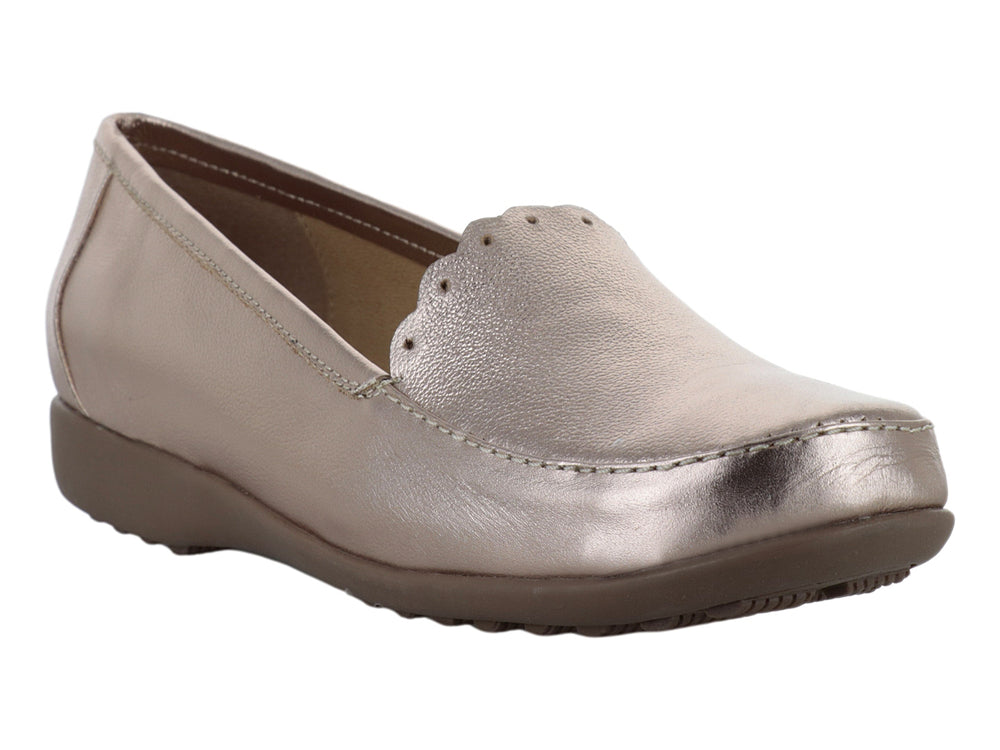 Zapato plano para mujer en color oro rosado metálico con suela café.