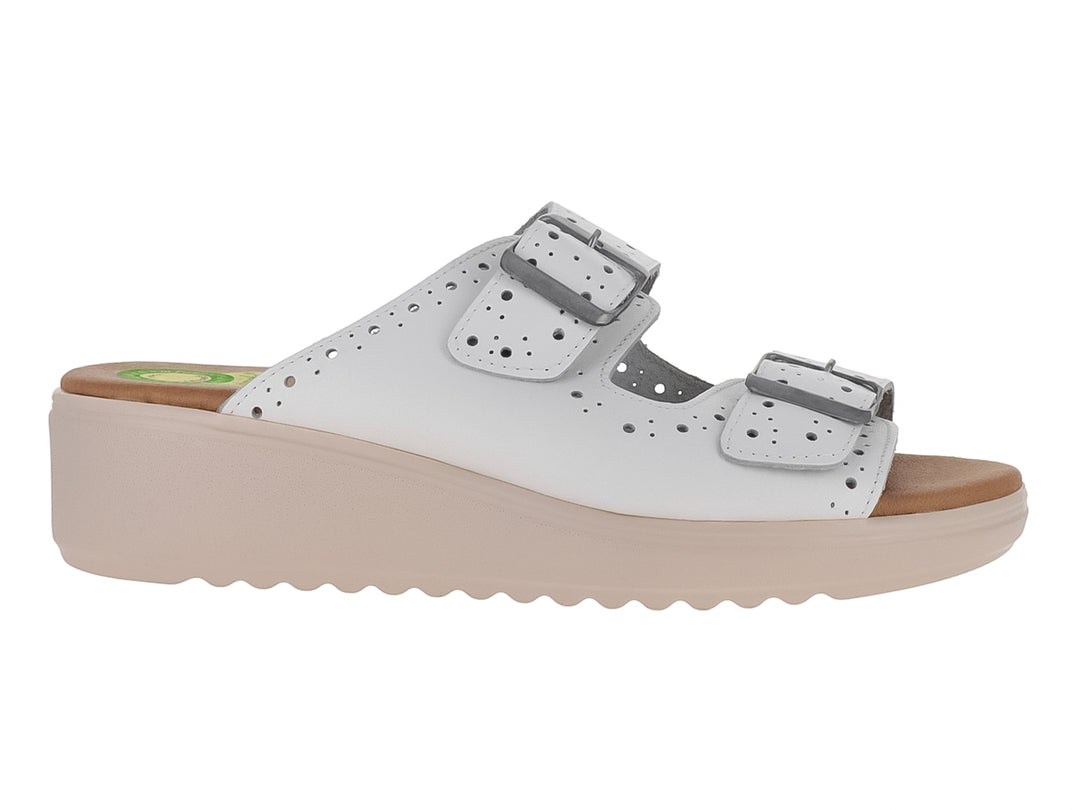 Sandalia blanca de cuero con plataforma beige y dos correas con hebillas.