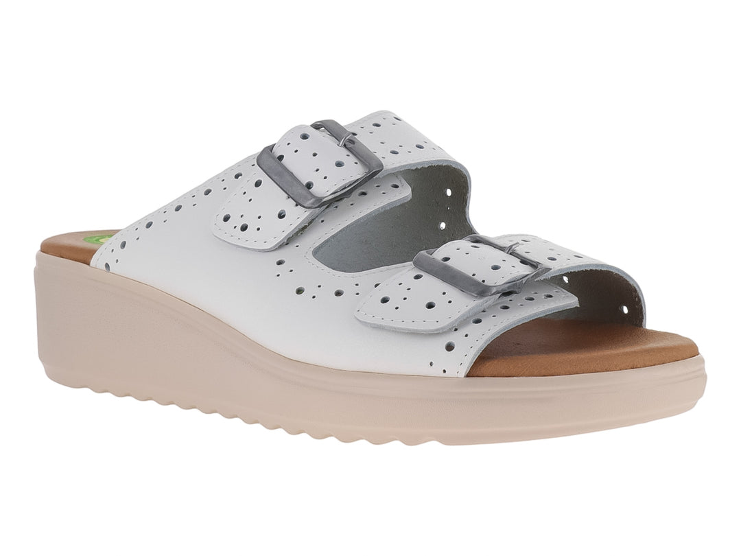 Sandalia blanca de cuero con plataforma beige y dos correas con hebillas.
