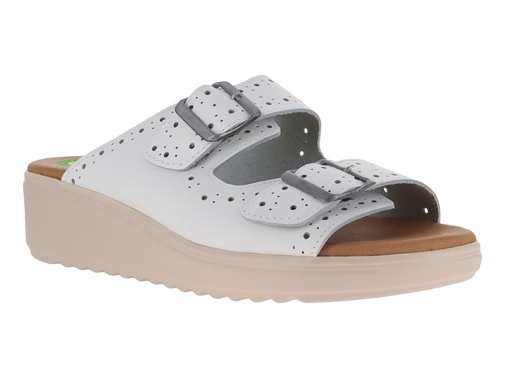 Sandalia blanca de cuero con plataforma beige y dos correas con hebillas.