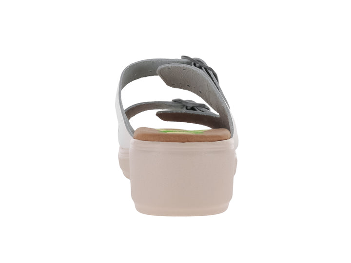 Sandalia blanca de cuero con plataforma beige y dos correas con hebillas.