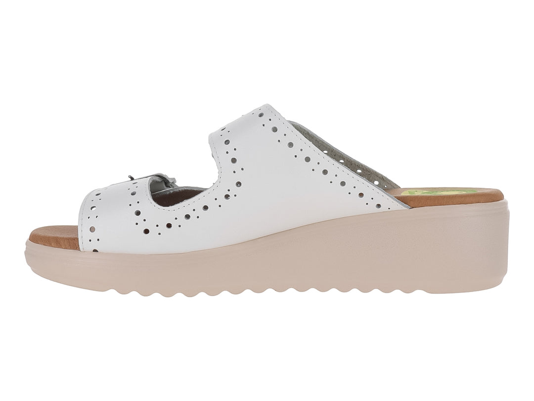 Sandalia blanca de cuero con plataforma beige y dos correas con hebillas.