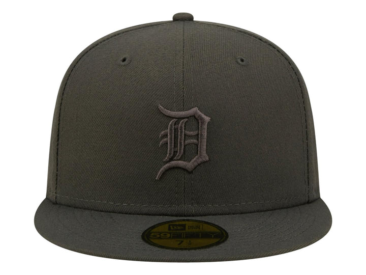 Gorra de béisbol New Era color charcoal con logotipo bordado en el frente y visera plana.