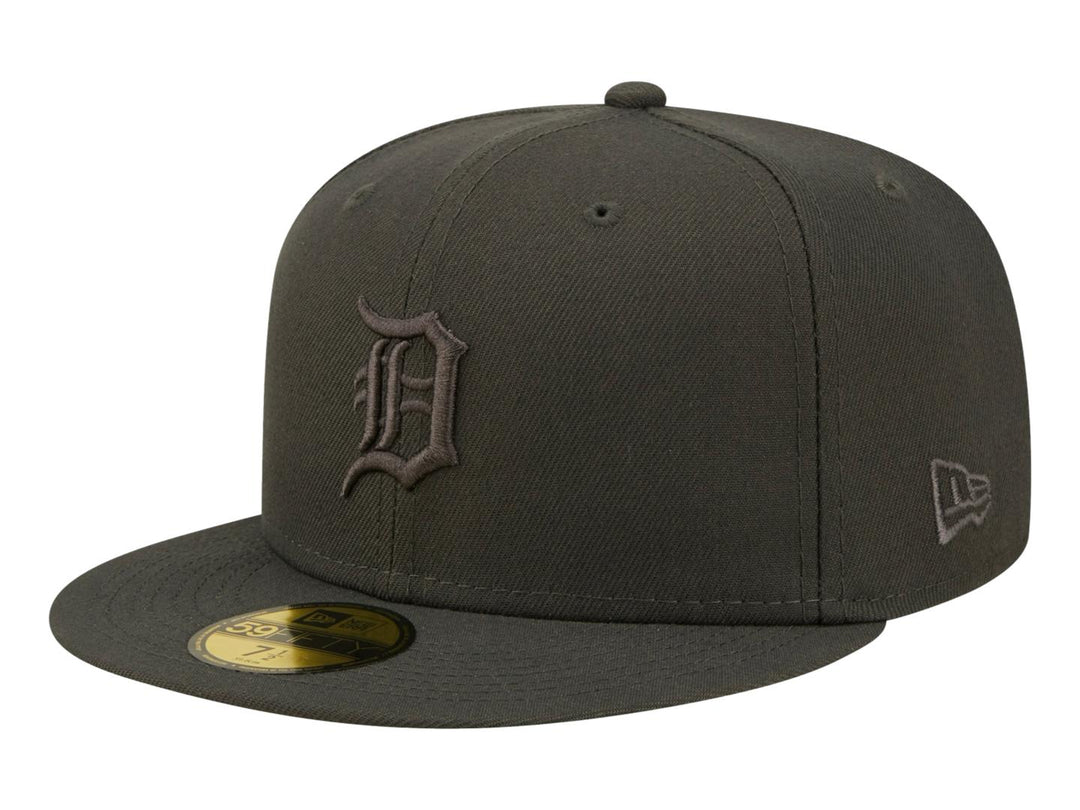 Gorra de béisbol New Era color charcoal con logotipo bordado en el frente y visera plana.