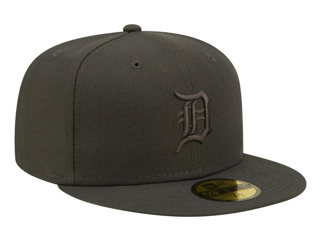 Gorra de béisbol New Era color charcoal con logotipo bordado en el frente y visera plana.