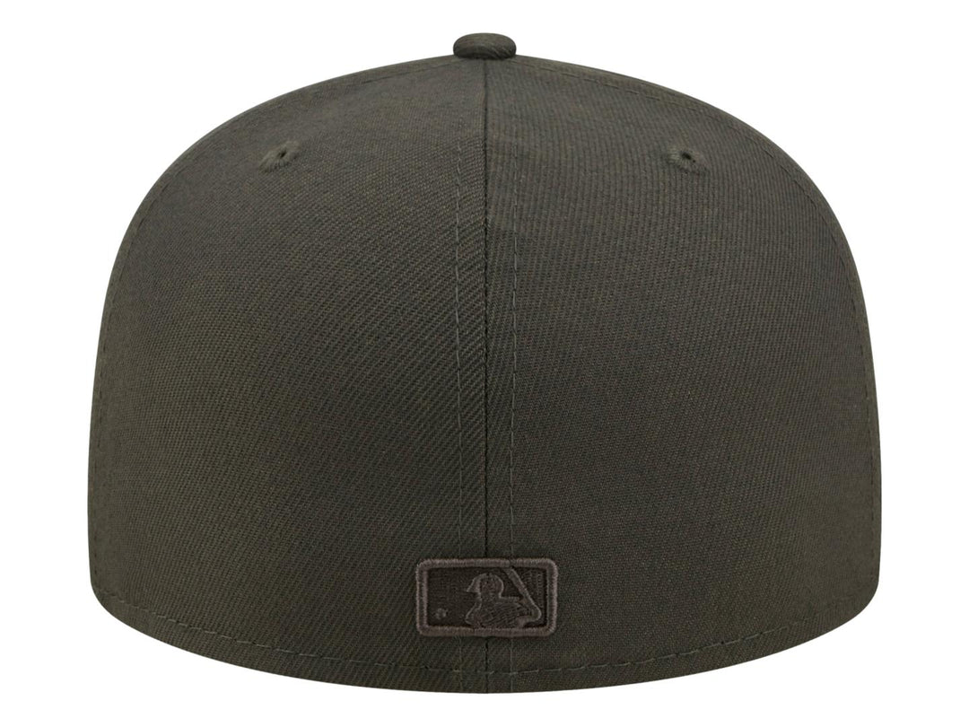 Gorra de béisbol New Era color charcoal con logotipo bordado en el frente y visera plana.