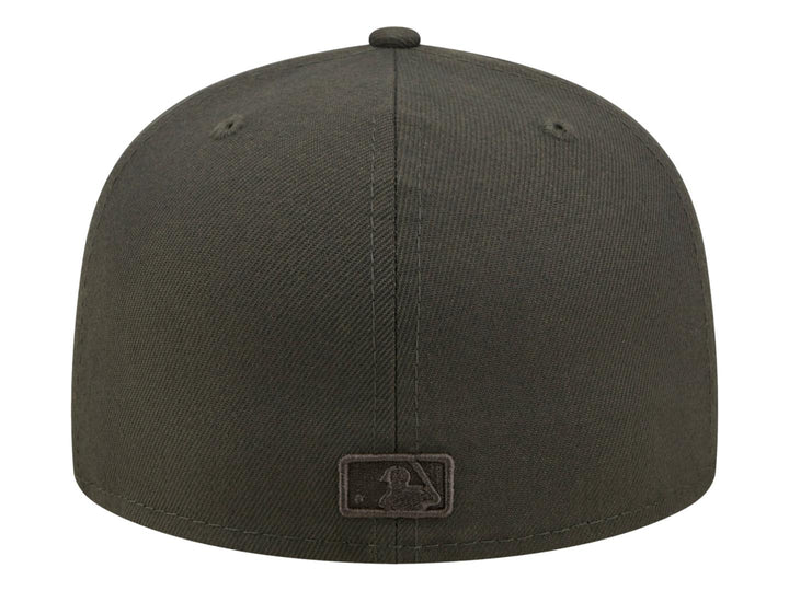 Gorra de béisbol New Era color charcoal con logotipo bordado en el frente y visera plana.