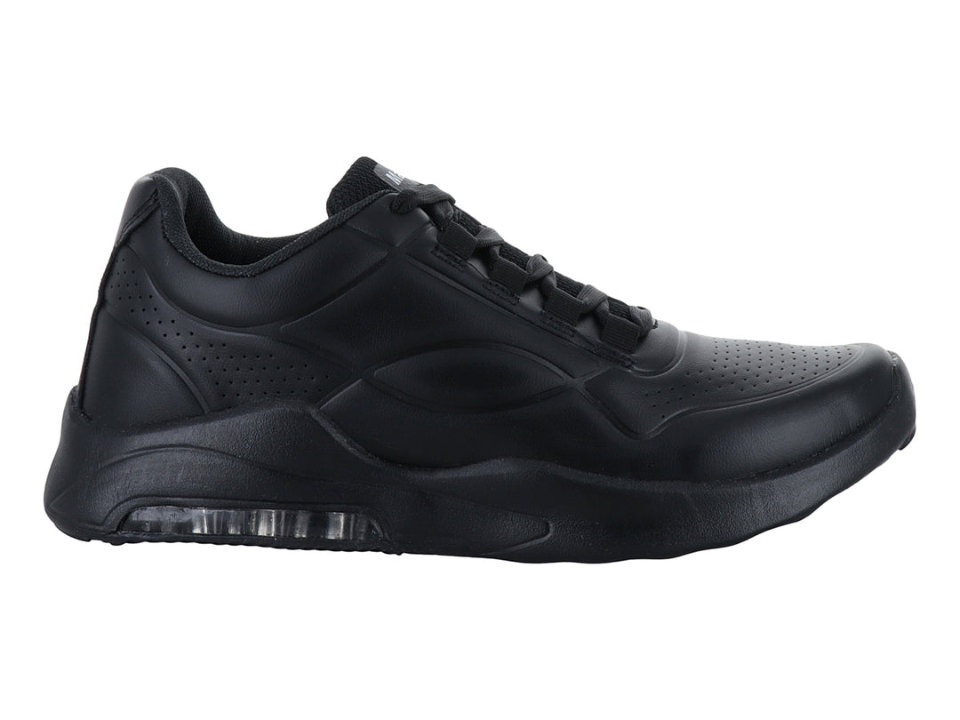 Tenis de baloncesto Makena color negro monocromático con suela gruesa y detalles perforados.