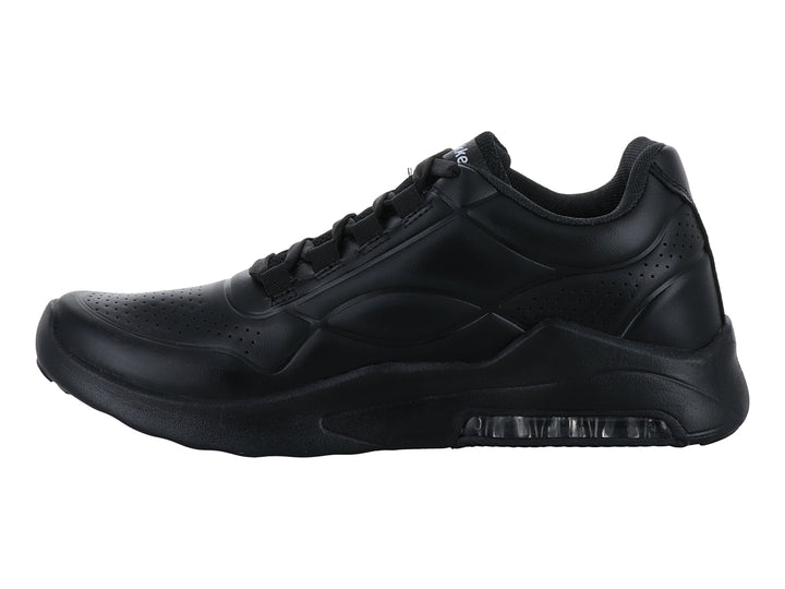 Tenis de baloncesto Makena color negro monocromático con suela gruesa y detalles perforados.