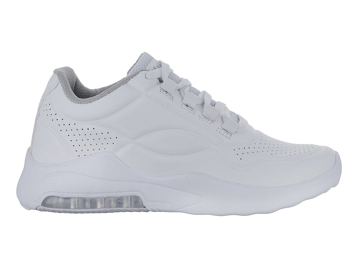 Tenis deportivos color blanco con suela amortiguada y detalles perforados.